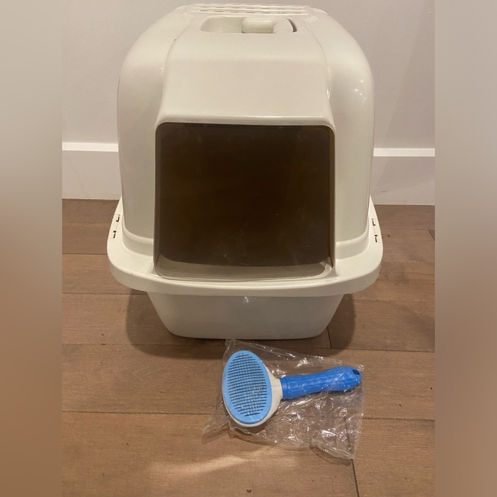 White litter box from Amazon. Been used once, fully cleaned out. 52.1L x 49.5H